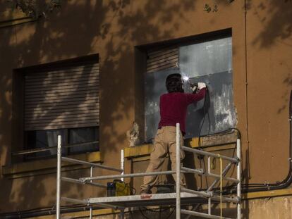 Uns operaris tapien l'habitatge que havien ocupat alguns dels agressors. 