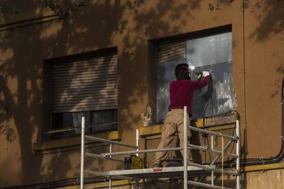 Uns operaris tapien l'habitatge que havien ocupat alguns dels agressors. 