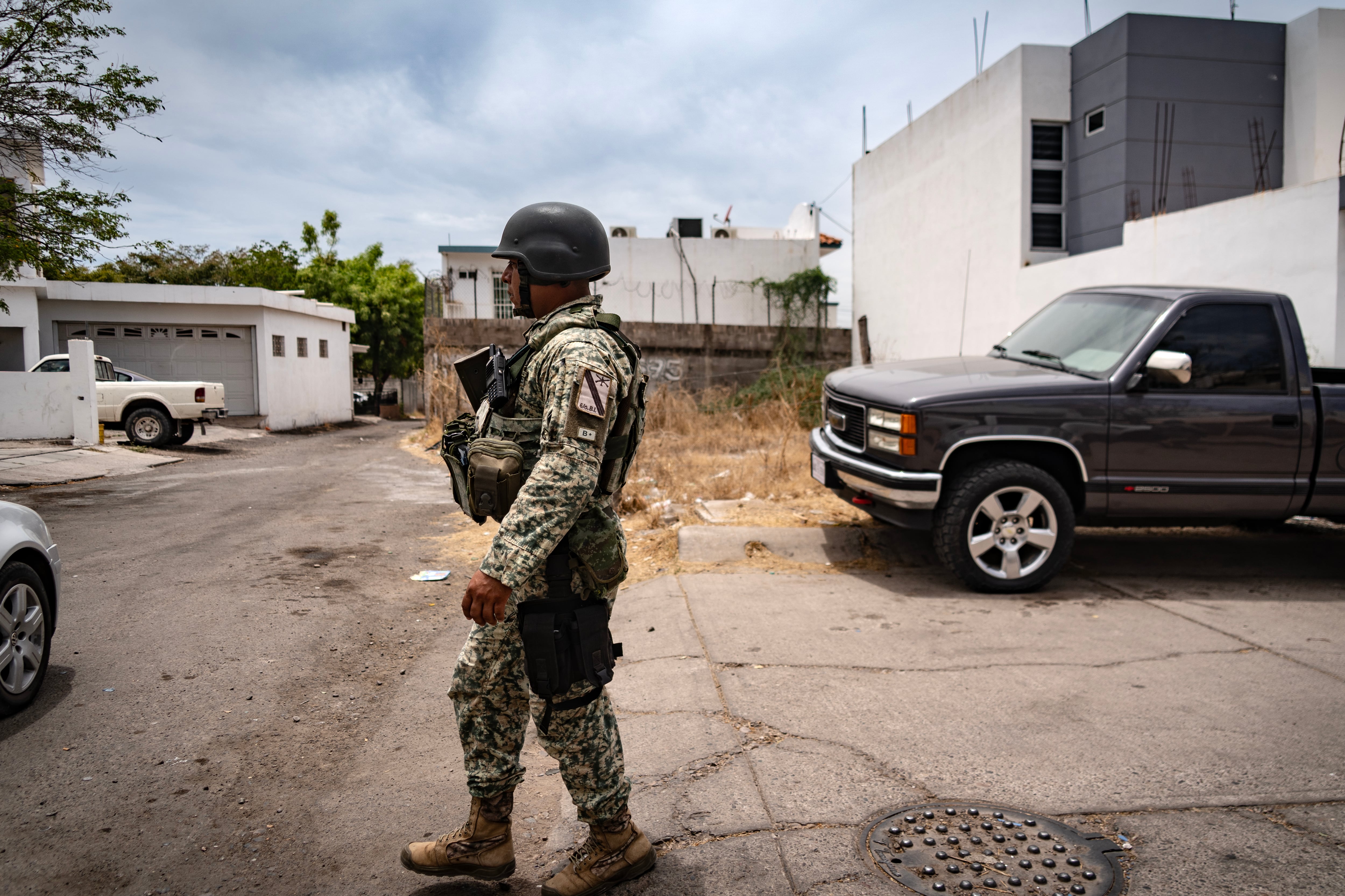Elementos del ejército vigilan la colonia Brisas del Humaya, después del ataque a Homar Salas, en Culiacán, Sinaloa, el 30 de abril.