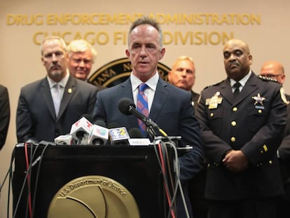 El agente especial a cargo de la DEA en la región del Medio Oeste, Brian McKnight, revela un plan para apuntar a los cárteles de la droga mexicanos durante una conferencia de prensa en Chicago.
