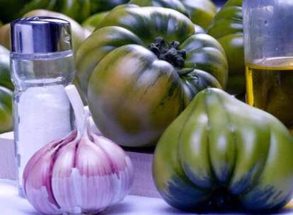 Los tomates raf, de rigurosa temporada y sabor ácido, crecen a la intemperie.