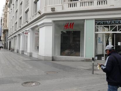 Tiendas de moda cerradas en la Gran Vía de Madrid.