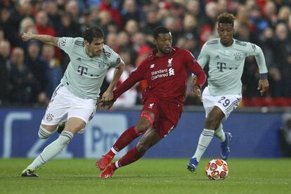 Wijnaldum dribla ante Javi Martínez y Gnabry.