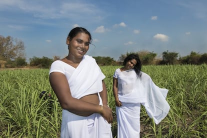 Finalmente, la tradición dice que es necesario cambiar la vestimenta de colores por tejidos blancos, que marquen el estado civil de las hijras. En la sociedad hindú, una persona viuda está rodeada de estigmas y es un símbolo de desgracia.