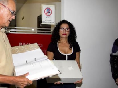 La nuera del poeta, Luc&iacute;a Izquierdo, retirando cajas del legado del Archivo Municipal de Elche.