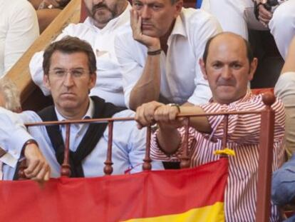 Feijóo, Louzán y Pachi Lucas, supuesto conseguidor de la trama de Crespo, en los toros en Pontevedra en 2011