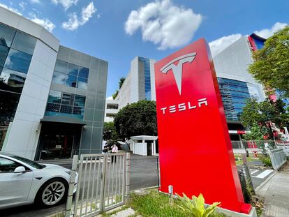 Un centro de servicio de Tesla en Singapur.