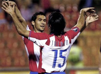 Jurado y Luis García celebran uno de los tantos ante el equipo turco