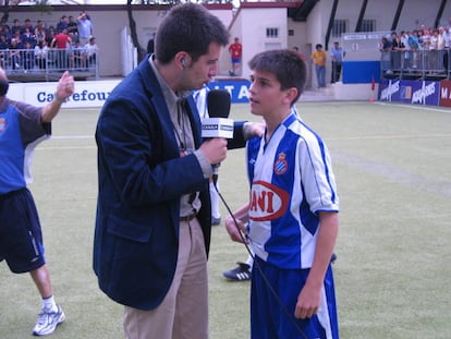 El periodista Sergio Sánchez entrevista a Gerard Moreno en 2004.