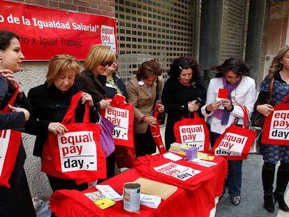 Las españolas tardarán una década en ganar lo mismo que los hombres