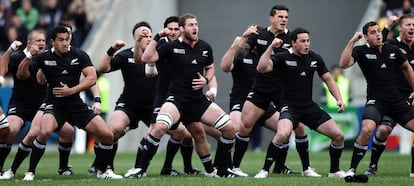 Los All Blacks haciendo el haka.