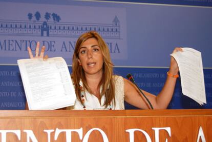 Susana Díaz muestra ayer las declaraciones de diputados del PSOE en el Parlamento autónomo.