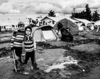 Dos niños en el campo de Idomeni (Grecia).