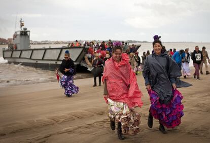 La hermandad rociera de Sanlúcar en el paso de Bajo de Guía en la localidad gaditana de Sanlúcar de Barrameda, dirección a Doñana. Tras el desembarco, sigue el camino.