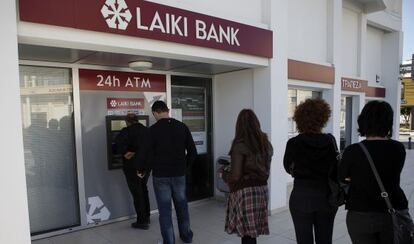 Cola en un cajero automático de Laiki Bank en Larnaca (Chipre) tras la aprobación del rescate.