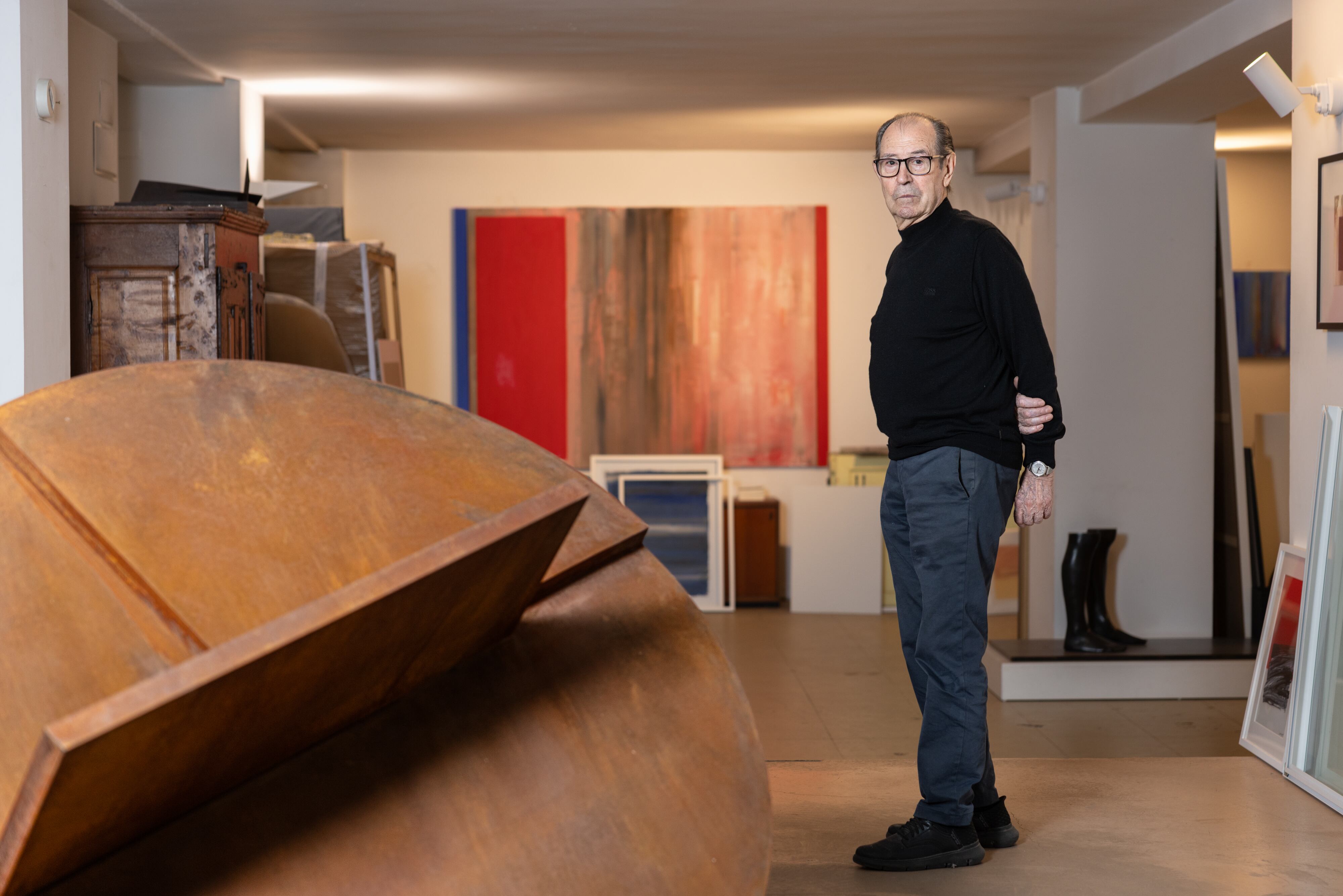 Rafael Canogar posa entre varias de sus obras, en su estudio de Madrid.