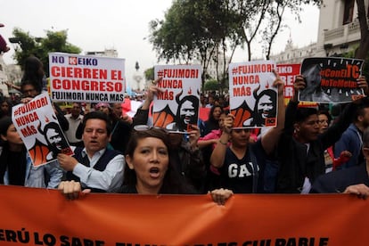 Protesta contra la destitución de Pedro Pablo Kuczynski el sábado en Lima.