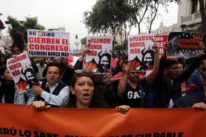 Protesto contra a destituição de Pedro Pablo Kuczynski.