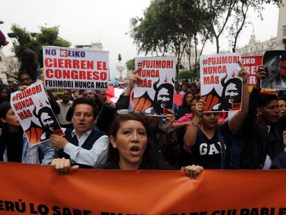 Protesta contra la destitución de Pedro Pablo Kuczynski el sábado en Lima.