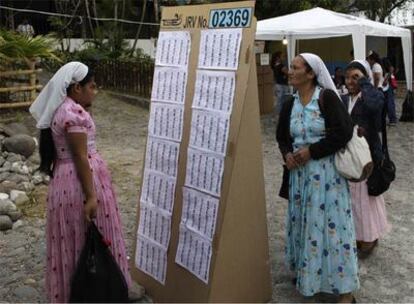 Tres monjas salvadoreñas buscan el número de su colegio electoral para votar en las elecciones presidenciales que tienen lugar hoy en El Salvador