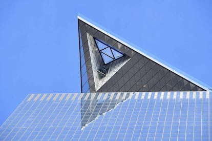 Esta colosal estructura, que sobresale casi 25 metros del tronco del edificio al que está anclada, tiene parte del suelo de cristal, lo que acrecienta la sensación vertiginosa de estar flotando en el aire, porque debajo de ella no hay nada. Los más atrevidos pueden tumbarse sobre una especie de ventana triangular de vidrio de 20 metros cuadrados (en la foto, vista desde abajo) ubicada en mitad de la plataforma y tener una experiencia parecida a la de estar suspendido en el vacío. Será sin duda el nuevo 'territorio selfie' de la Gran Manzana.