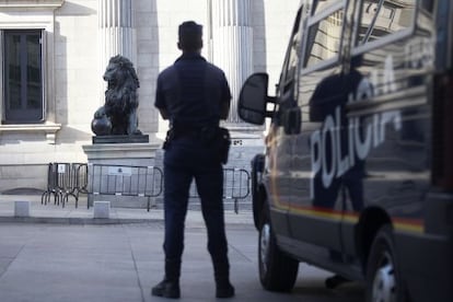 Un agente de policía vigila la entrada al Congreso, ayer.