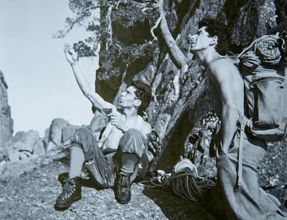 A la izquierda, Pierre Ravier junto a su hermano Jean, poco antes de iniciar una de sus escaladas.