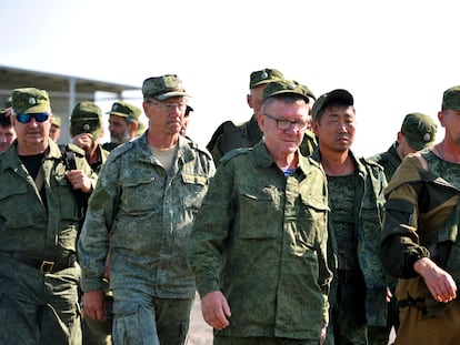 Ciudadanos rusos movilizados comenzaban el domingo su entrenamiento militar, cerca de la ciudad de Rostov.