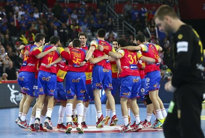 La selección española celebra tras vencer a Suecia, en la final del Campeonato Europeo de Balonmano.