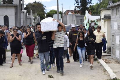 Familiares cargando el féretro de una de las víctimas