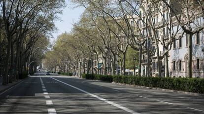 La Gran Vía de Barcelona, prácticamente vacía, durante el estado de alarma.