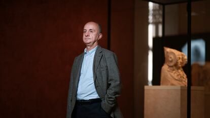 El director del Museo Arqueológico Nacional, Andrés Carretero, junto a la sala donde se expone la Dama de Elche.