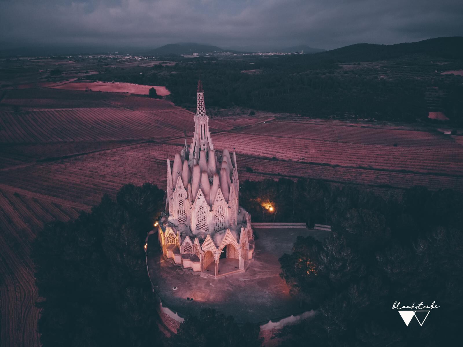 Esta obra de Jujol se da cierto aire a una pagoda oriental, pero también recuerda a un refugio de ermitaño.