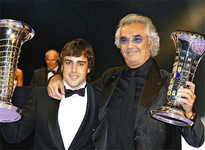 Briatore posa junto a Alonso en la gala de los premios de la FIA