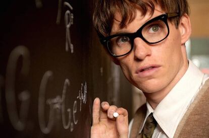 El actor Eddie Redmayne interpretando al astrofísico Stephen Hawking en la película 'La teoría del todo'. Él sí podría con el problema de la BBC. ¿O no?