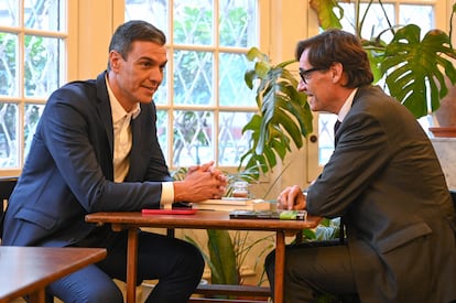 El presidente del Gobierno, Pedro Sánchez, y el primer secretario del PSC, Salvador Illa, durante un encuentro informal en la librería La Central.