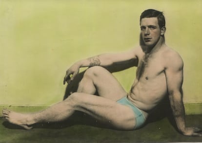 Hombre desnudo para una revista estadounidense de 1950 incluida en el Archivo Arkhé.