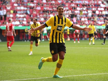 Sebastien Haller celebra después de marcar el segundo gol del Borussia Dortmund en el partido entre de Bundesliga ante el Augsburgo este domingo.