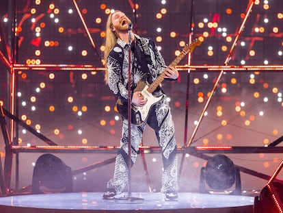 Sam Ryder, representante británico, durante uno de los ensayos de Eurovisión 2022 en Turín interpretando su tema 'Space Man'.