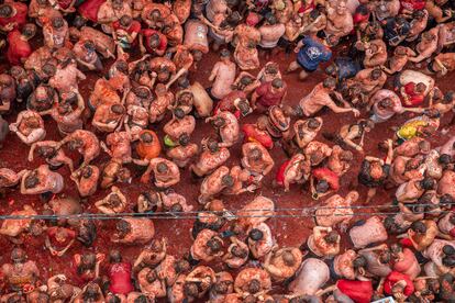 Vista de los participantes de la Tomatina, este miércoles en Buñol.