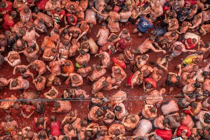 Vista de los participantes de la Tomatina, este miércoles en Buñol.