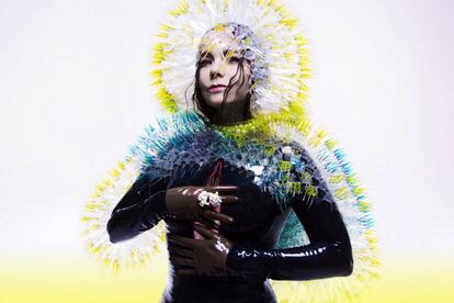 Björk no está conforme con cómo se trata a las mujeres artistas. En su opinión, a ellas se les demanda mucha más exhibicionismo sentimental que a ellos. Así que ha escrito una carta abierta en su web en la que pide a los medios sexistas que "se coman el test de Bechdel del corazón" y asegura que las mujeres artistas "si no nos abrimos en canal y sangramos sobre los hombres y niños de nuestras vidas parece que estemos engañando a nuestra audiencia". Los hombres, por otro lado, "tienen permitido hablar de lo que quieran" sin culpa o arrepentimiento.

 

 