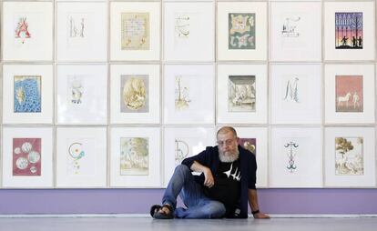 El artista Guillermo Perez Villalta posa en la galer&iacute;a Javier L&oacute;pez de Madrid.