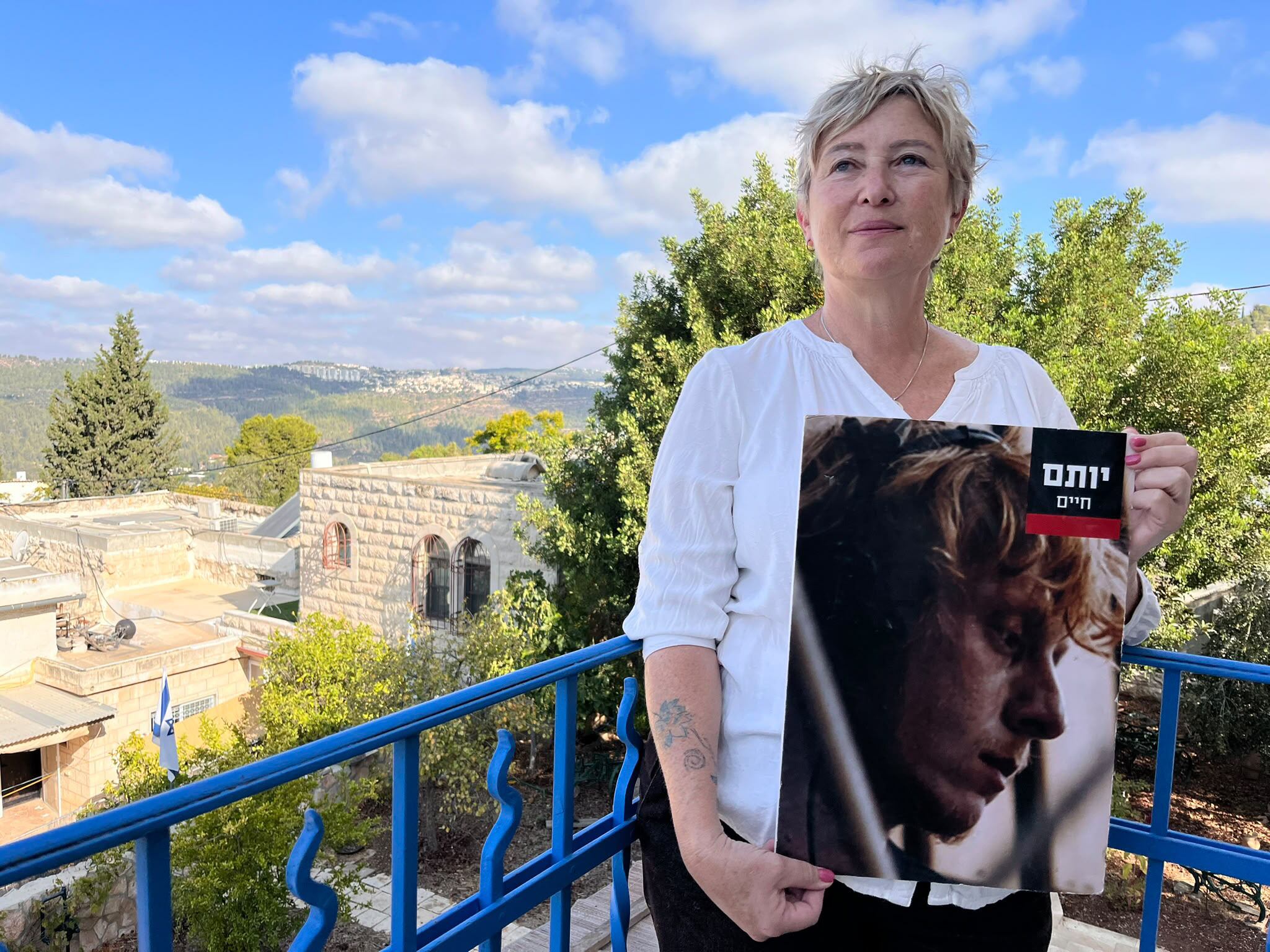 Iris Haim, con la fotos de su hijo muerto Yotam, en su casa en Ein Karem, el 24 de septiembre
