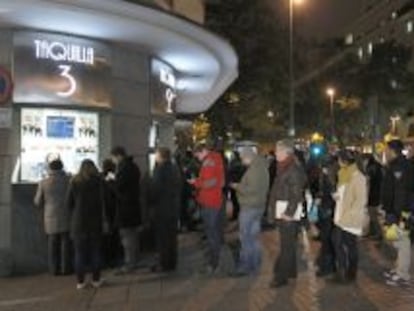 Varias personas hacen cola en las taquillas de una sala de cine de Madrid