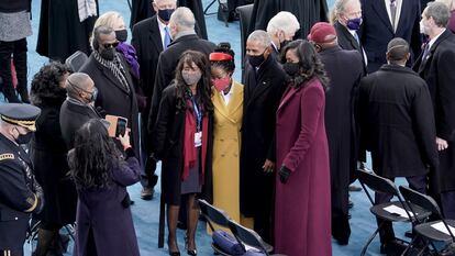 Amanda Gorman en la toma de posesión de Joe Biden junto a los Obama.