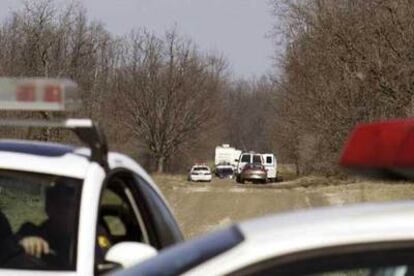 Vehículos de la policía bloquean el acceso al lugar donde se encontraron los ocho cadáveres en Canadá.