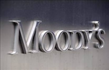 Moody's has reduced the outlook for the Spanish banking sector.