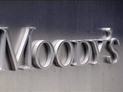 Moody's has reduced the outlook for the Spanish banking sector.