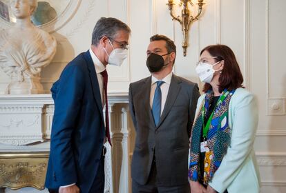 Pablo Hernández de Cos (Banco de España), Rodrigo Buenaventura (CNMV) y Cani Fernández (CNMC), en los cursos de verano de la UIMP